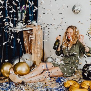 Silvestr je o radosti, spontánnosti a o tom cítit se krásně — ať už tančíš na parketu, nebo doma mezi přáteli. Ať je váš...