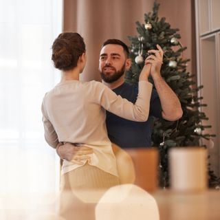 ✨ Když Vánoce roztančí i ty nejtišší chvíle ✨ Stačí pustit oblíbenou píseň, chytit se za ruce a svět se na okamžik...